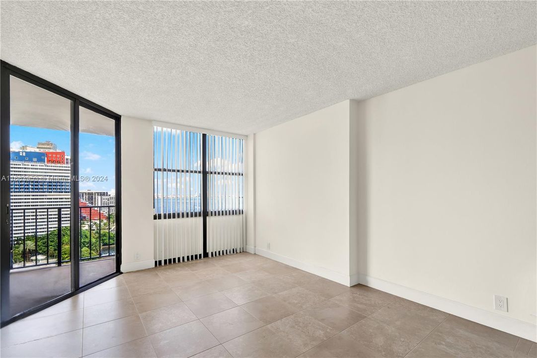 For Sale: $460,000 (1 beds, 1 baths, 868 Square Feet)