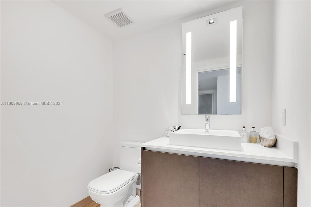 For Sale: $849,000 (1 beds, 1 baths, 690 Square Feet)