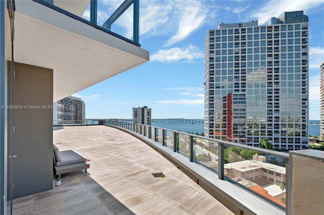 For Sale: $849,000 (1 beds, 1 baths, 690 Square Feet)