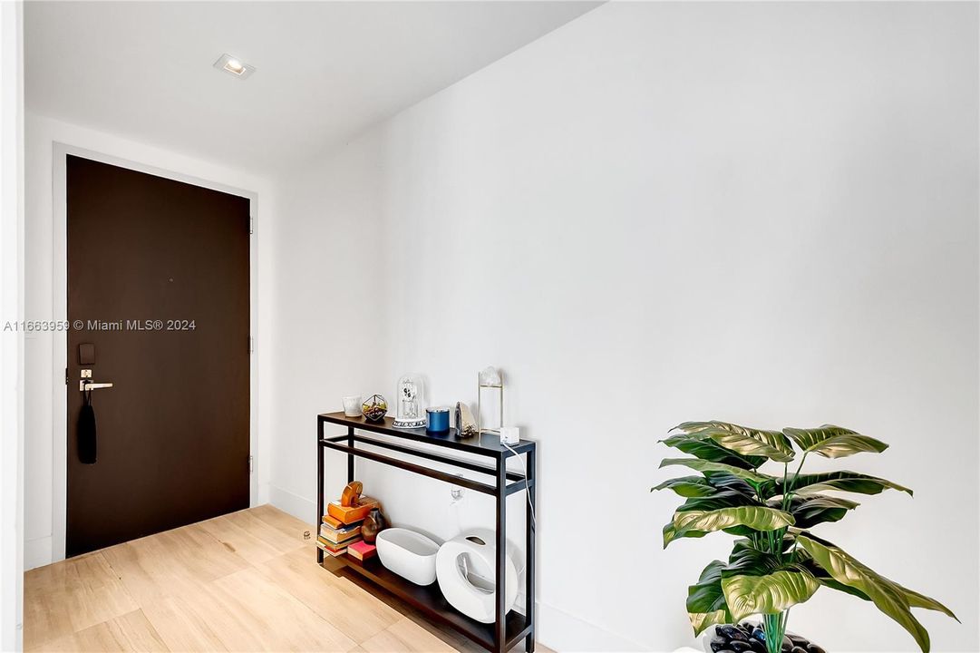 For Sale: $849,000 (1 beds, 1 baths, 690 Square Feet)