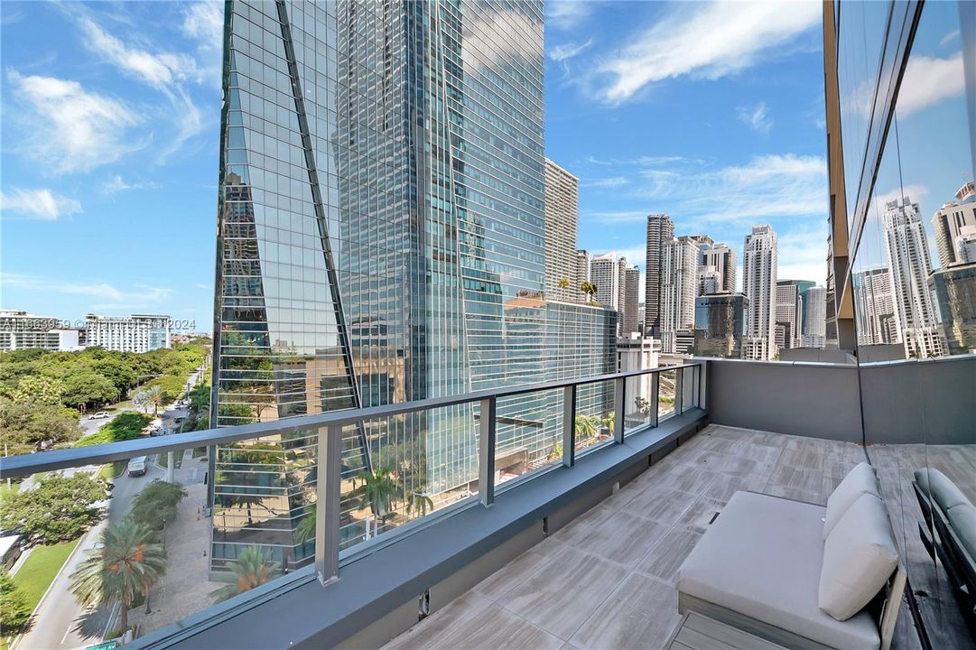 For Sale: $849,000 (1 beds, 1 baths, 690 Square Feet)