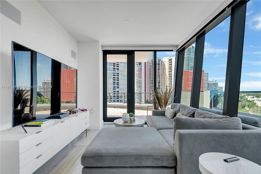 For Sale: $849,000 (1 beds, 1 baths, 690 Square Feet)