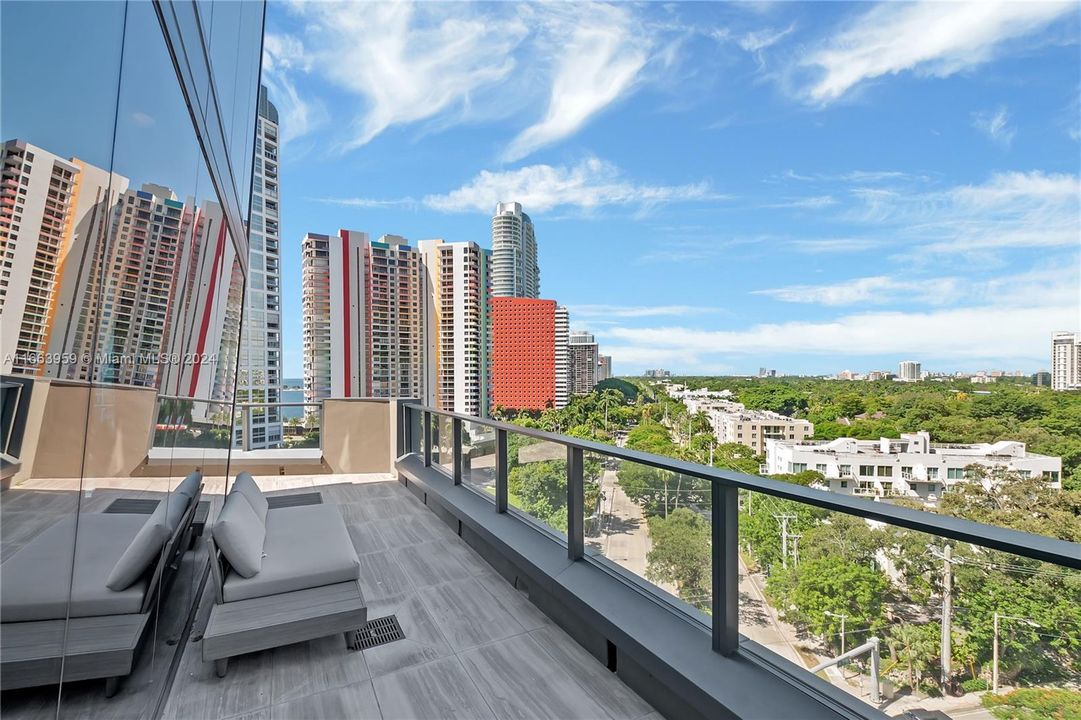 For Sale: $849,000 (1 beds, 1 baths, 690 Square Feet)