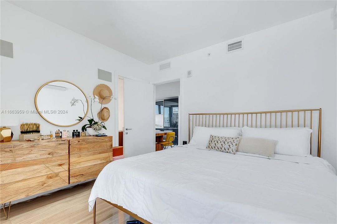 For Sale: $849,000 (1 beds, 1 baths, 690 Square Feet)