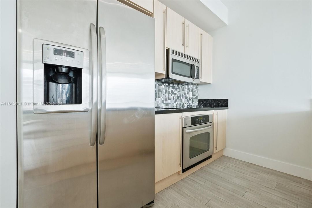 For Rent: $2,900 (1 beds, 1 baths, 693 Square Feet)