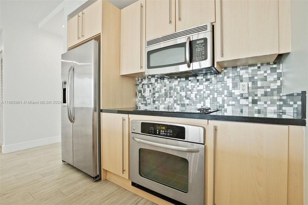 For Rent: $2,900 (1 beds, 1 baths, 693 Square Feet)