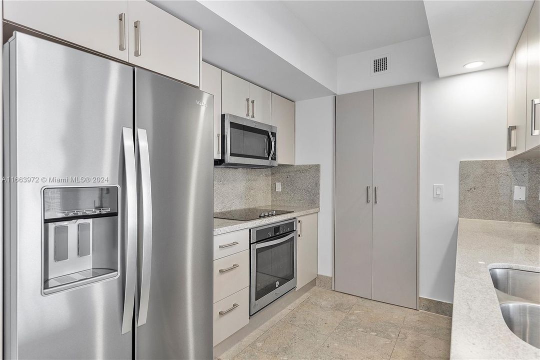 For Sale: $727,000 (2 beds, 2 baths, 1178 Square Feet)