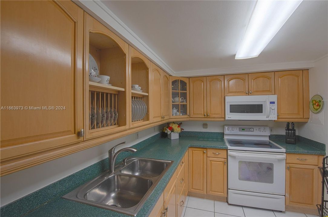 For Sale: $494,000 (1 beds, 1 baths, 918 Square Feet)