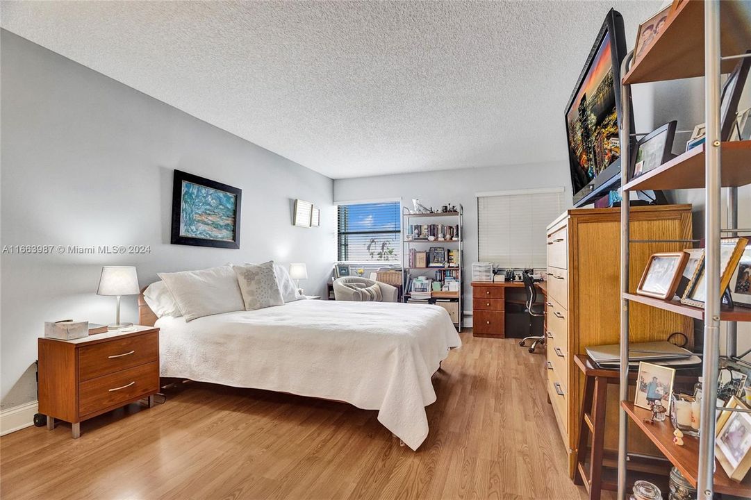 For Sale: $475,000 (1 beds, 1 baths, 1190 Square Feet)