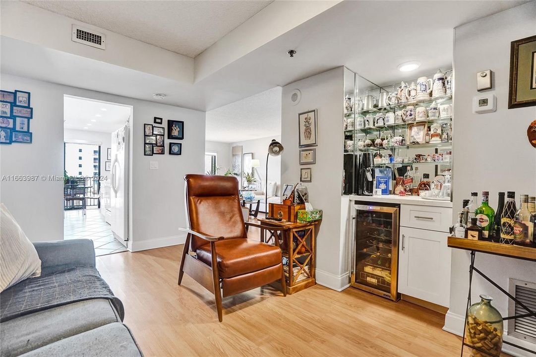 For Sale: $475,000 (1 beds, 1 baths, 1190 Square Feet)