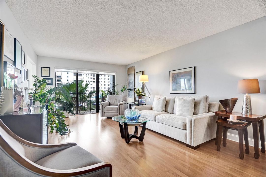 For Sale: $475,000 (1 beds, 1 baths, 1190 Square Feet)