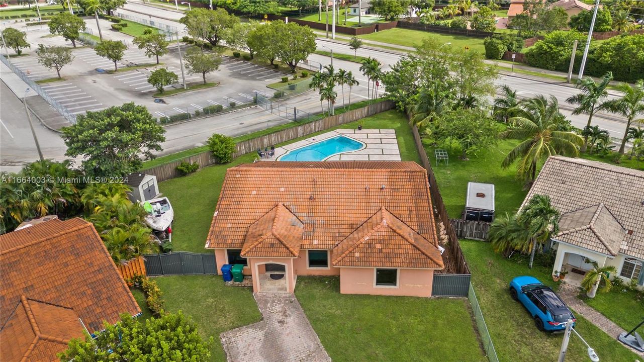 En Venta: $790,000 (4 camas, 2 baños, 2034 Pies cuadrados)