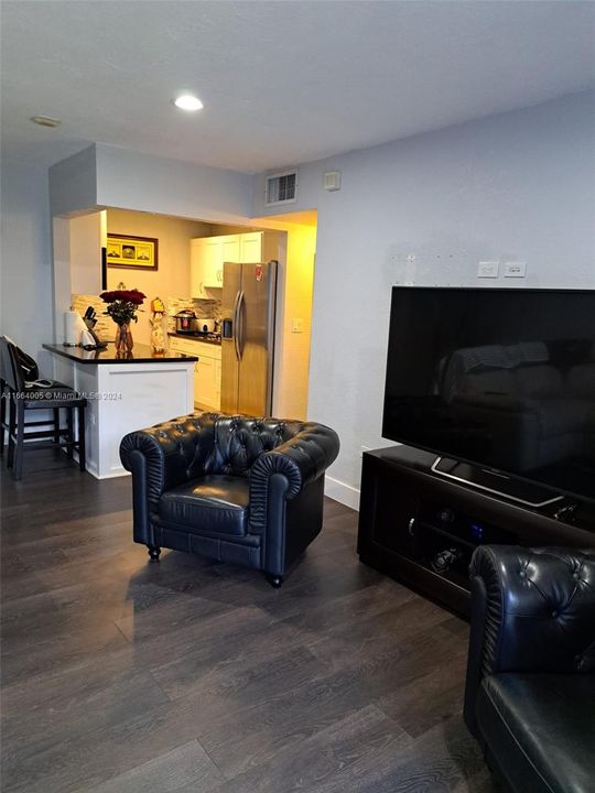 For Sale: $244,900 (1 beds, 1 baths, 594 Square Feet)