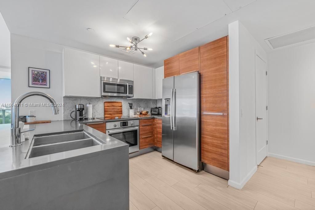 For Sale: $699,500 (2 beds, 2 baths, 1226 Square Feet)