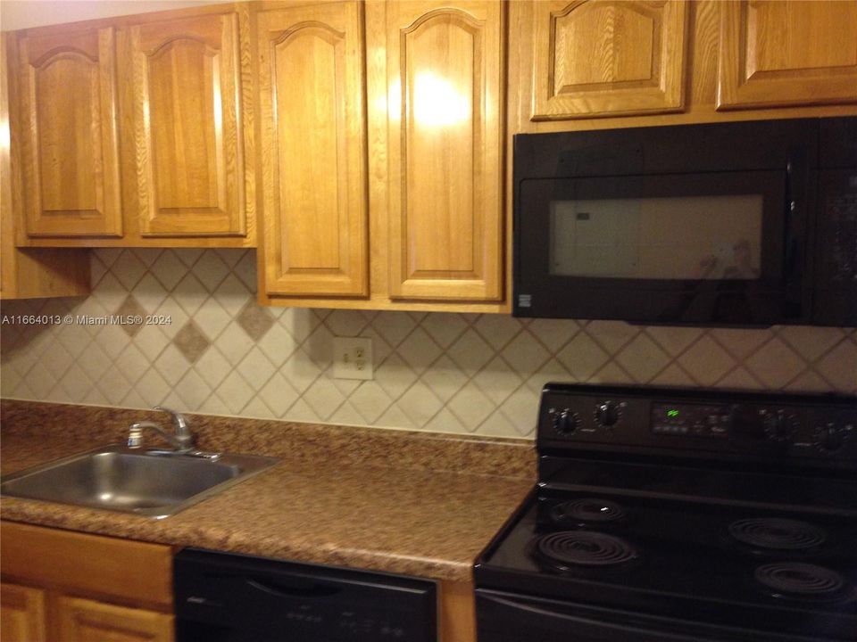 For Sale: $185,000 (2 beds, 2 baths, 949 Square Feet)