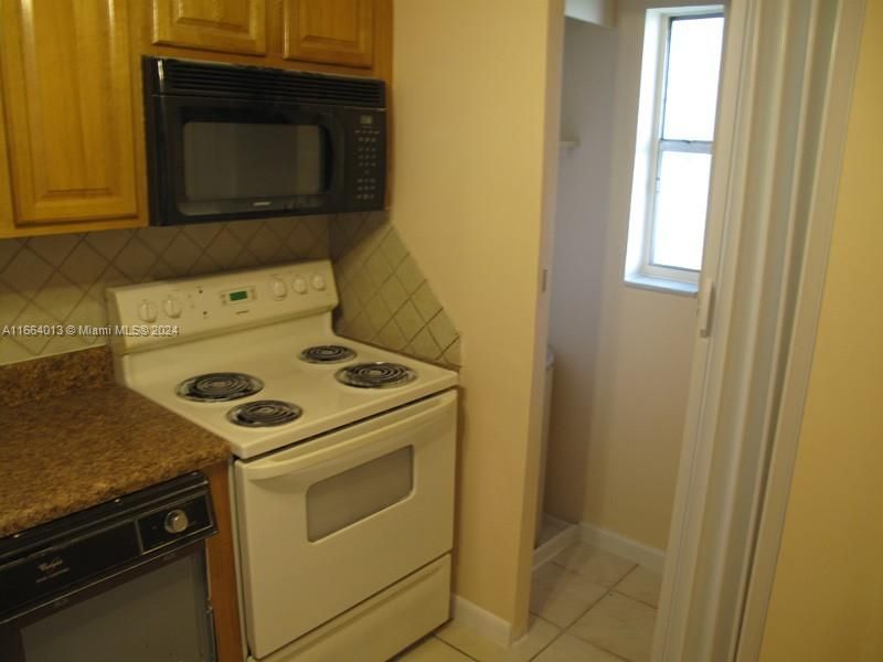 For Sale: $185,000 (2 beds, 2 baths, 949 Square Feet)