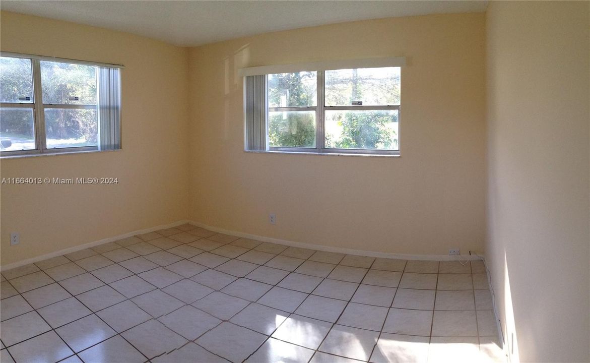 For Sale: $185,000 (2 beds, 2 baths, 949 Square Feet)