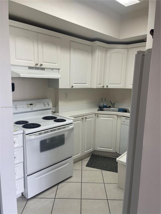 For Rent: $2,300 (1 beds, 1 baths, 594 Square Feet)