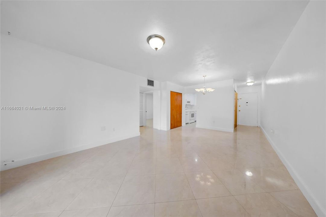 For Sale: $230,000 (2 beds, 1 baths, 880 Square Feet)