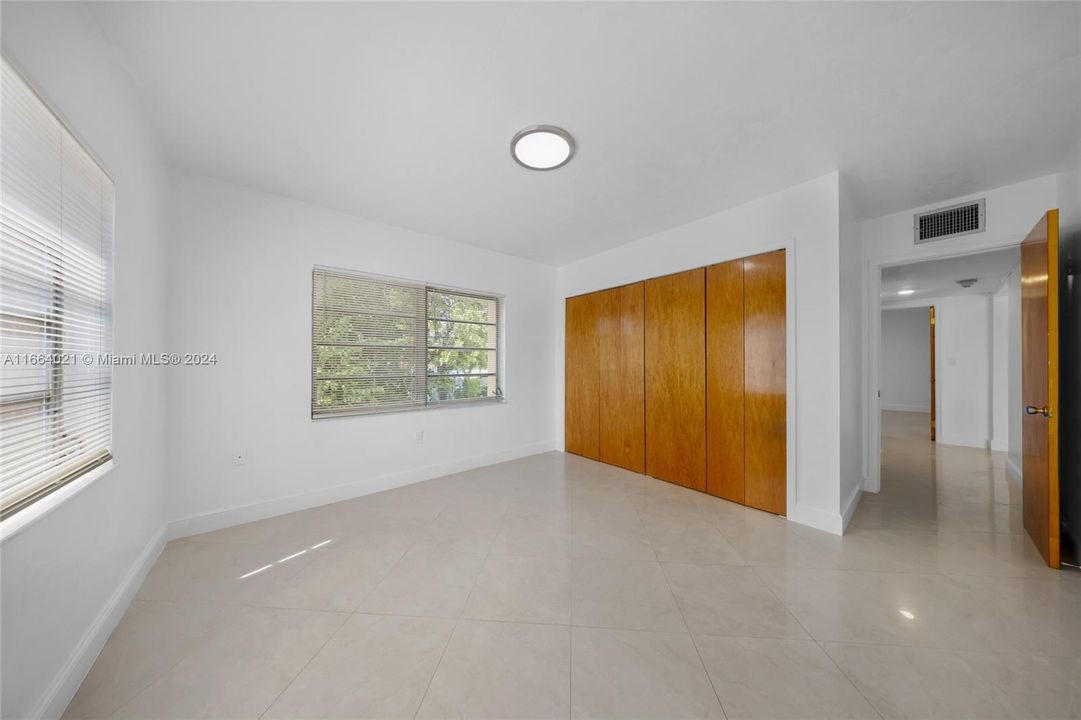 For Sale: $230,000 (2 beds, 1 baths, 880 Square Feet)