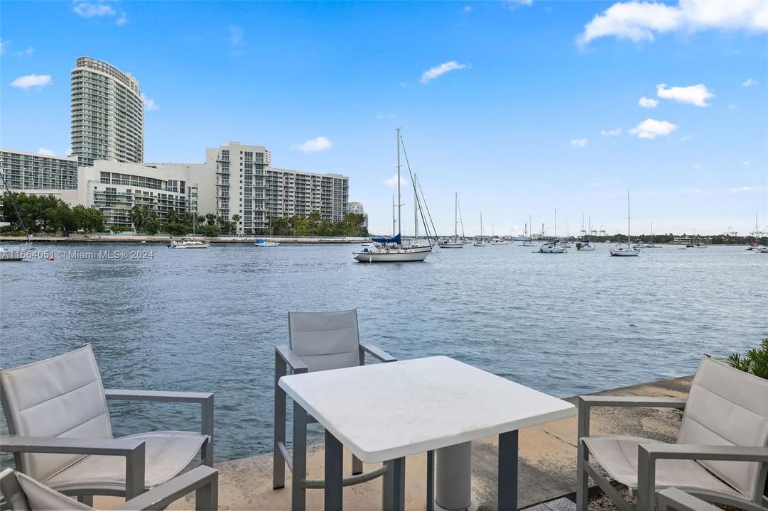 Active With Contract: $3,975 (1 beds, 1 baths, 856 Square Feet)