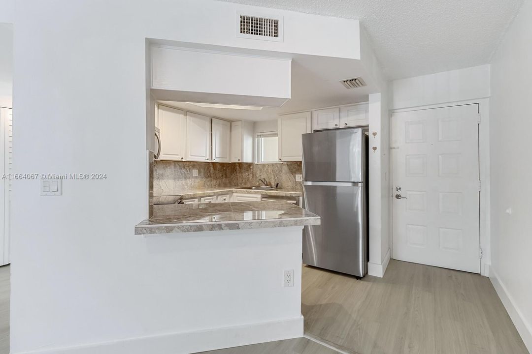 For Sale: $280,000 (1 beds, 1 baths, 810 Square Feet)