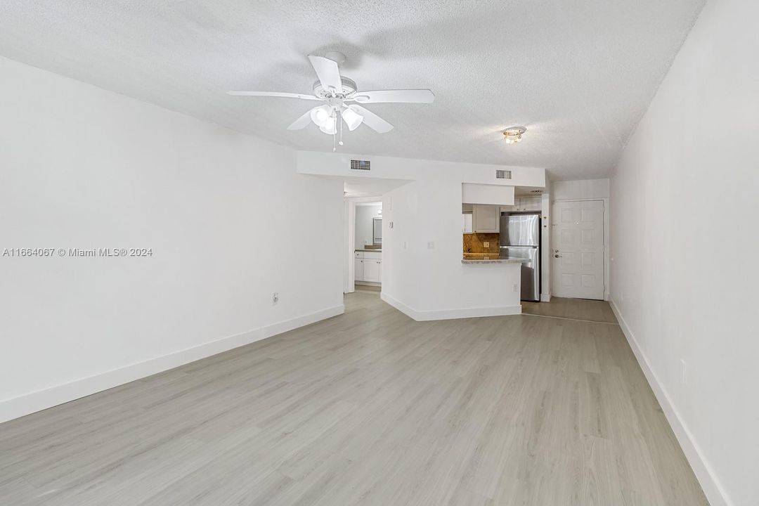 For Sale: $280,000 (1 beds, 1 baths, 810 Square Feet)