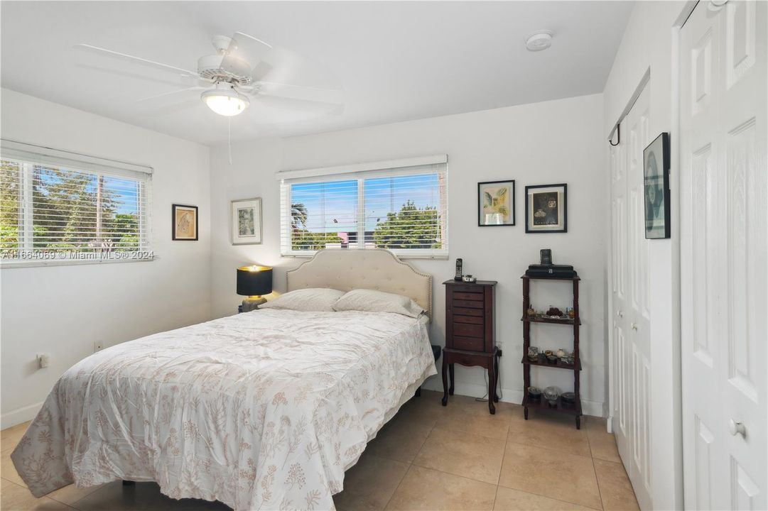 For Sale: $320,000 (2 beds, 2 baths, 805 Square Feet)