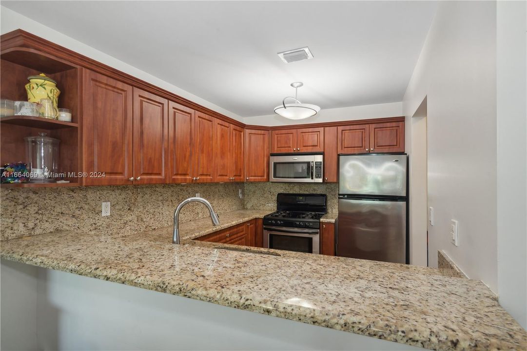 For Sale: $320,000 (2 beds, 2 baths, 805 Square Feet)