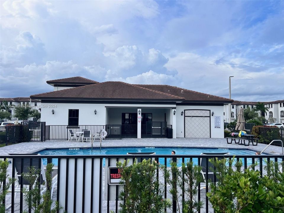 For Sale: $449,900 (2 beds, 2 baths, 1384 Square Feet)