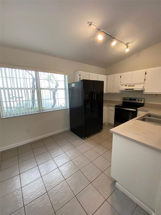 For Rent: $3,600 (4 beds, 2 baths, 1609 Square Feet)