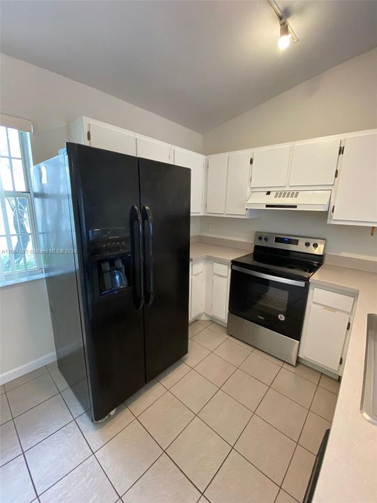 For Rent: $3,600 (4 beds, 2 baths, 1609 Square Feet)