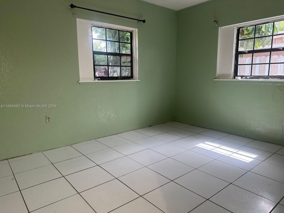 For Rent: $2,500 (3 beds, 1 baths, 1904 Square Feet)