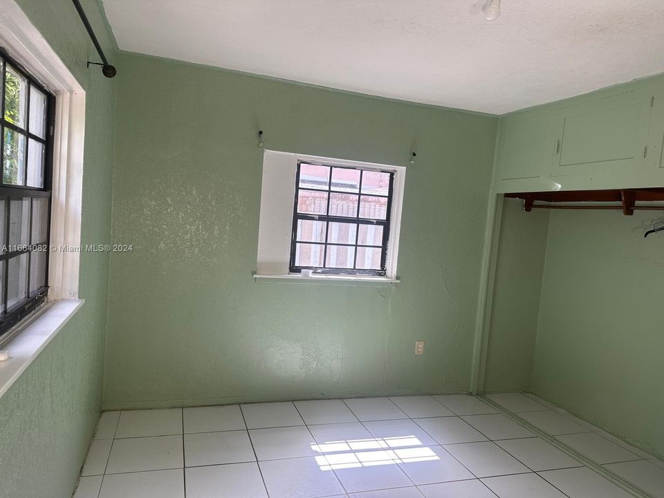 For Rent: $2,500 (3 beds, 1 baths, 1904 Square Feet)