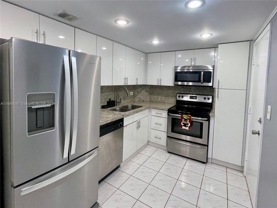 For Rent: $2,990 (1 beds, 1 baths, 938 Square Feet)