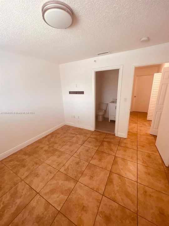 For Rent: $2,400 (2 beds, 2 baths, 998 Square Feet)