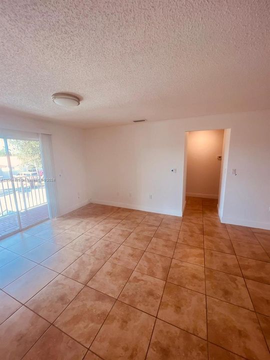 For Rent: $2,400 (2 beds, 2 baths, 998 Square Feet)