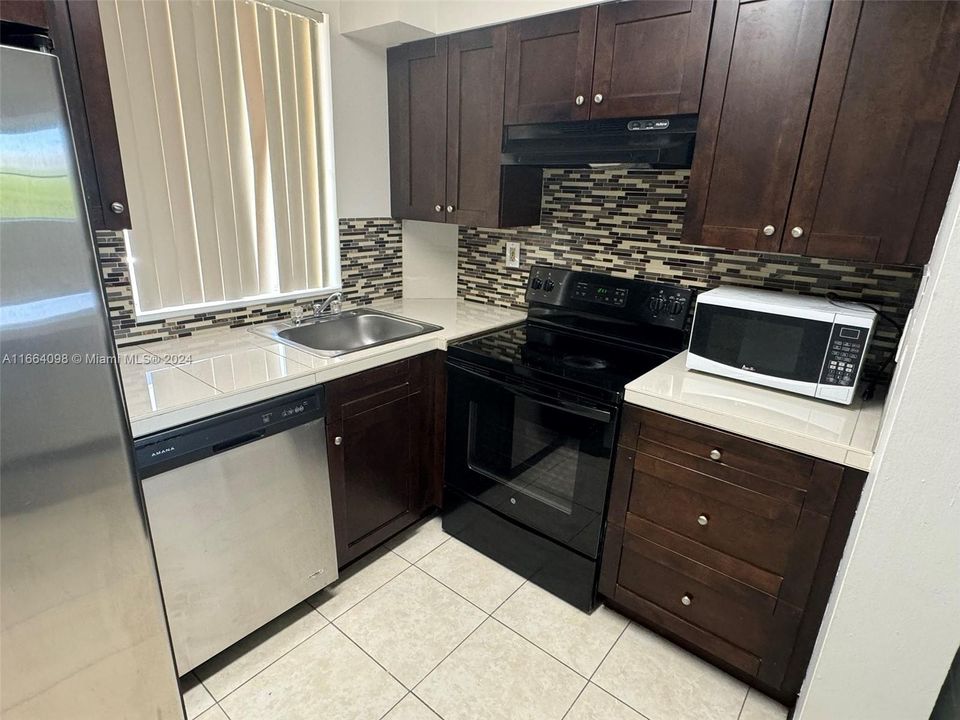 For Rent: $2,150 (2 beds, 2 baths, 1095 Square Feet)