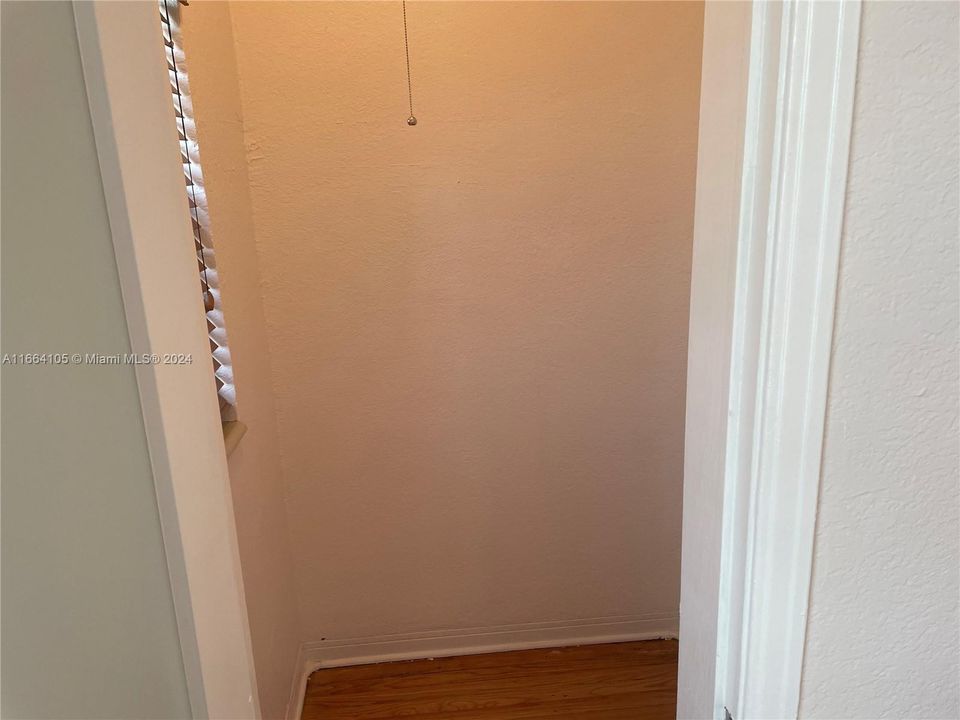 For Rent: $2,400 (1 beds, 1 baths, 877 Square Feet)