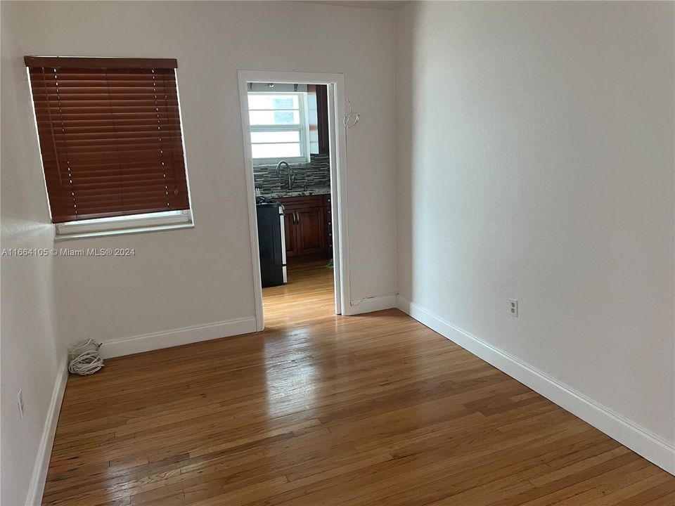 For Rent: $2,400 (1 beds, 1 baths, 877 Square Feet)