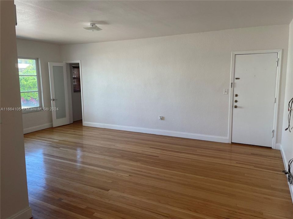 For Rent: $2,400 (1 beds, 1 baths, 877 Square Feet)