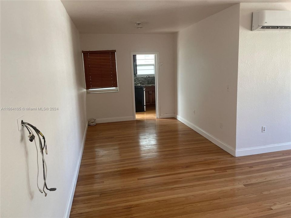 For Rent: $2,400 (1 beds, 1 baths, 877 Square Feet)