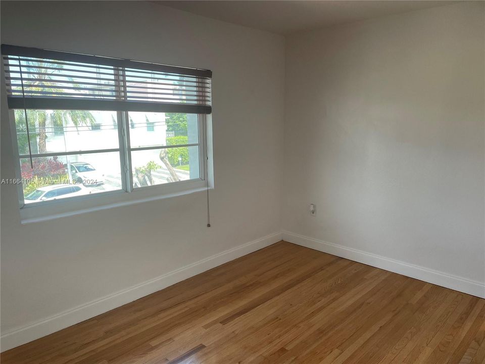 For Rent: $2,400 (1 beds, 1 baths, 877 Square Feet)