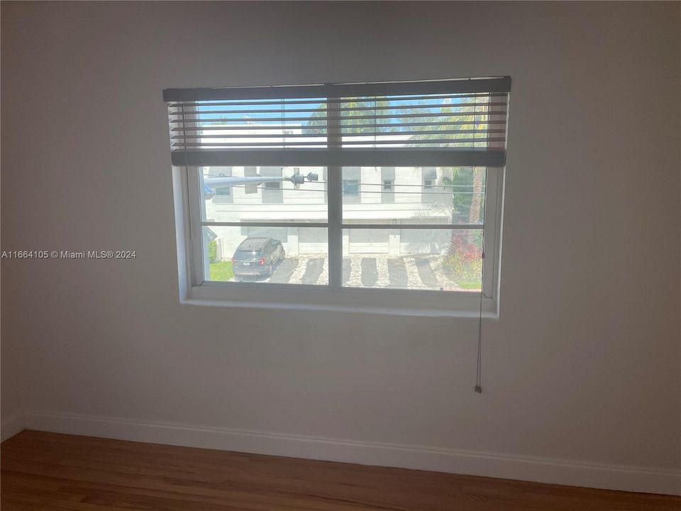 For Rent: $2,400 (1 beds, 1 baths, 877 Square Feet)