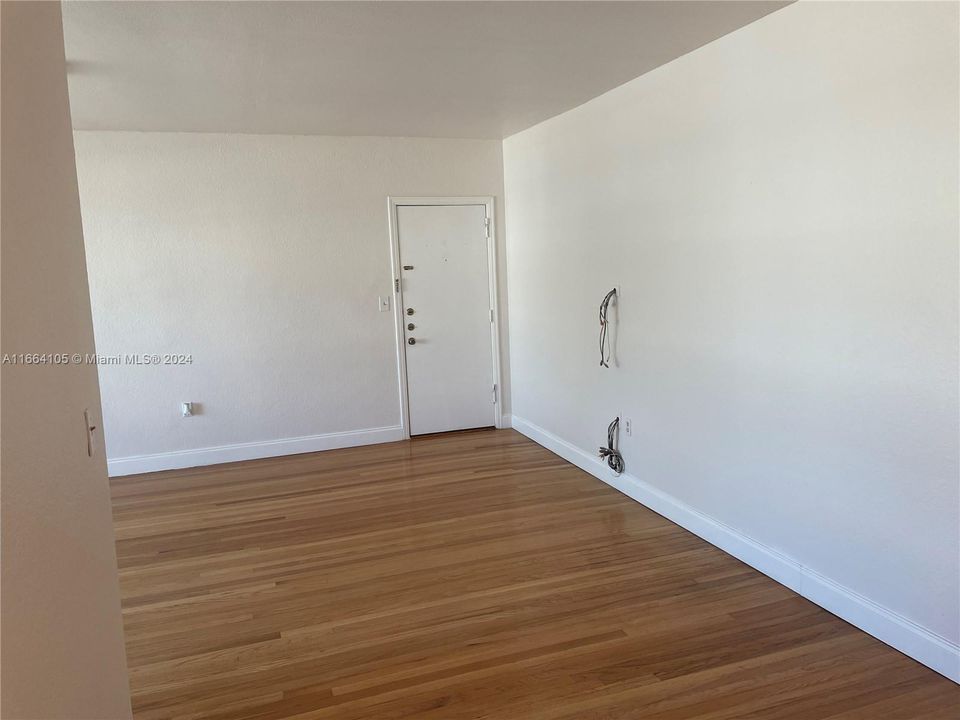 For Rent: $2,400 (1 beds, 1 baths, 877 Square Feet)