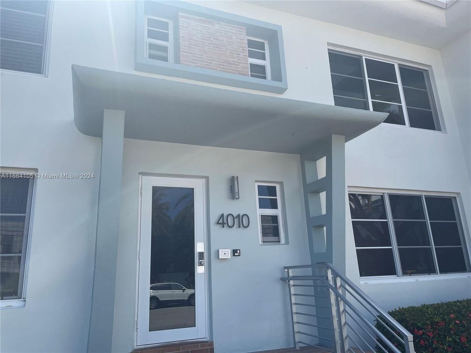 For Rent: $2,400 (1 beds, 1 baths, 877 Square Feet)