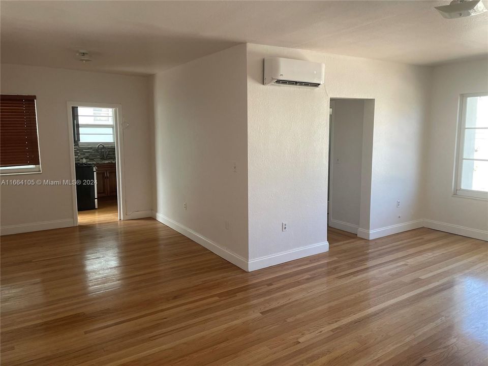 For Rent: $2,400 (1 beds, 1 baths, 877 Square Feet)