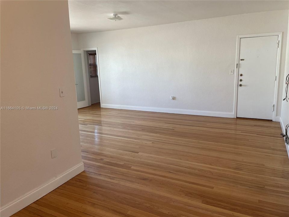 For Rent: $2,400 (1 beds, 1 baths, 877 Square Feet)