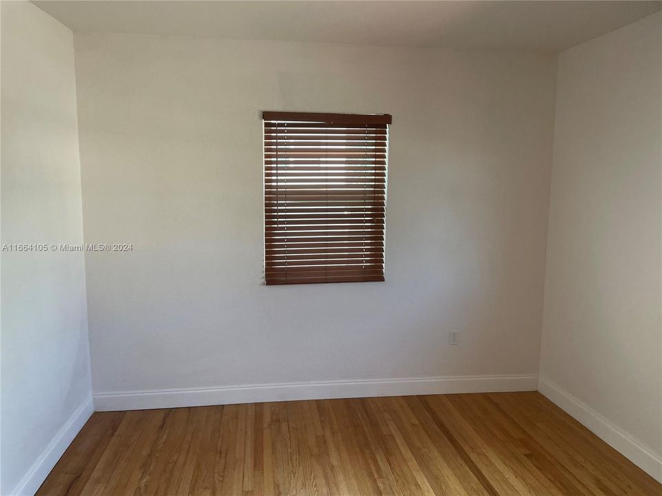 For Rent: $2,400 (1 beds, 1 baths, 877 Square Feet)