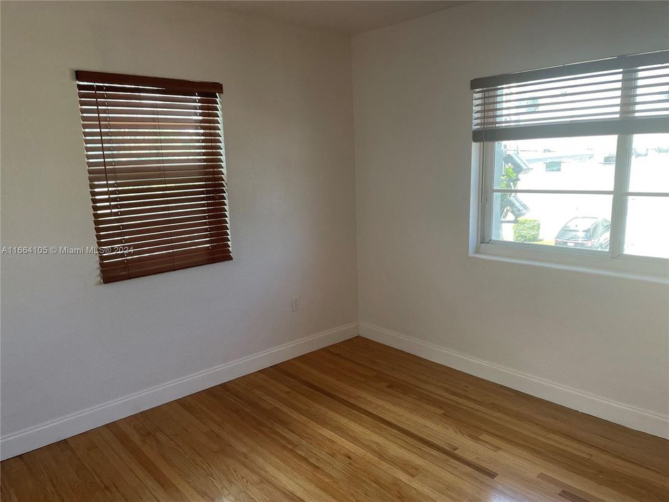 For Rent: $2,400 (1 beds, 1 baths, 877 Square Feet)